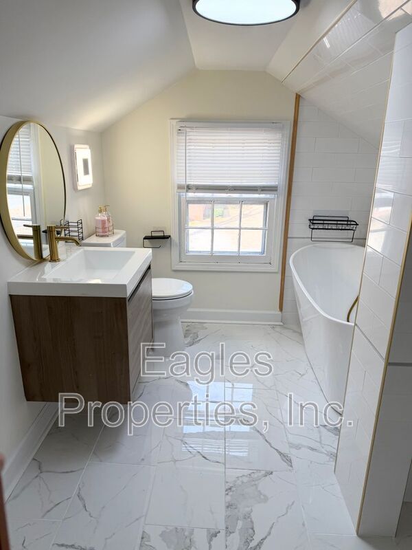 Building Photo - 512 N Pineview Ave