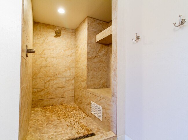 Building Photo - **Charming 2 Bedroom Condo for Rent at Park Centre**