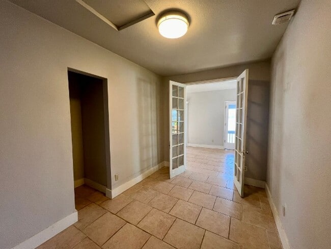 Building Photo - Beachfront Cabin - Water Included