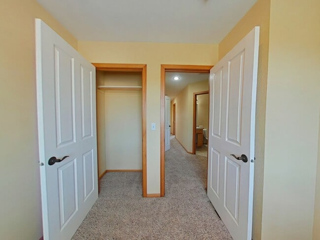 Building Photo - 3 Bedroom House ~ Close to Campus