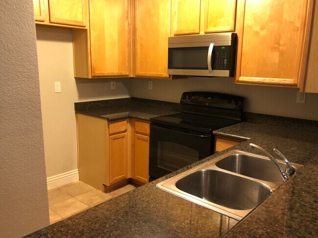 Building Photo - 2325 Del Mar Way # 103