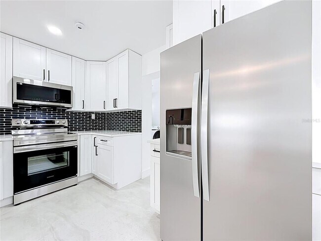 Building Photo - 2472 Tradewinds Dr