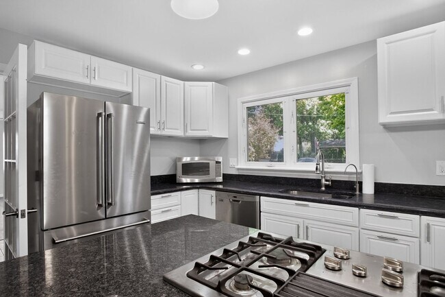 Building Photo - Spacious Stunning 3 BR House in Mount Prospect W/ Office/Playroom on Corner Lot