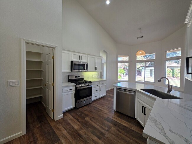 Building Photo - 3 bedroom 2 bathroom in a desirable SE Vis...