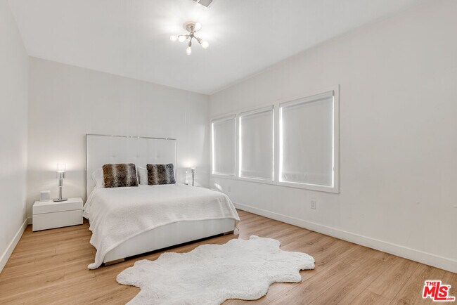 Building Photo - 6212 Santa Monica Blvd