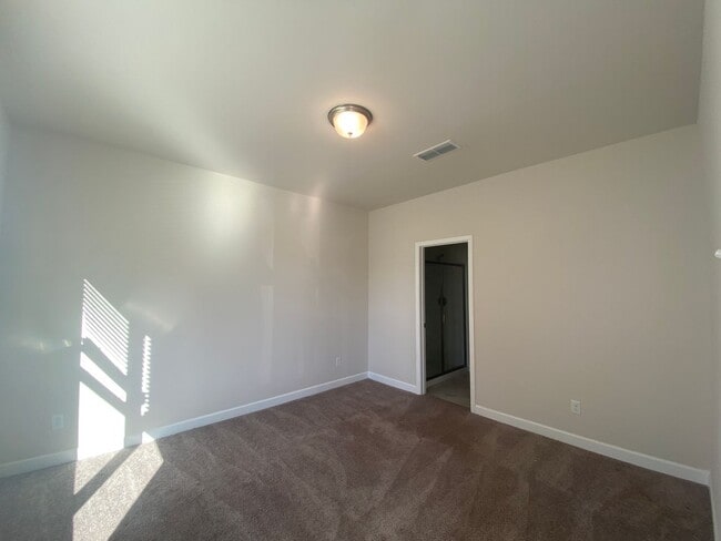 Building Photo - End Unit Townhome in Lebanon / 3 Spacious Bedrooms / Loft Area / 1 Car Garage / Back Patio