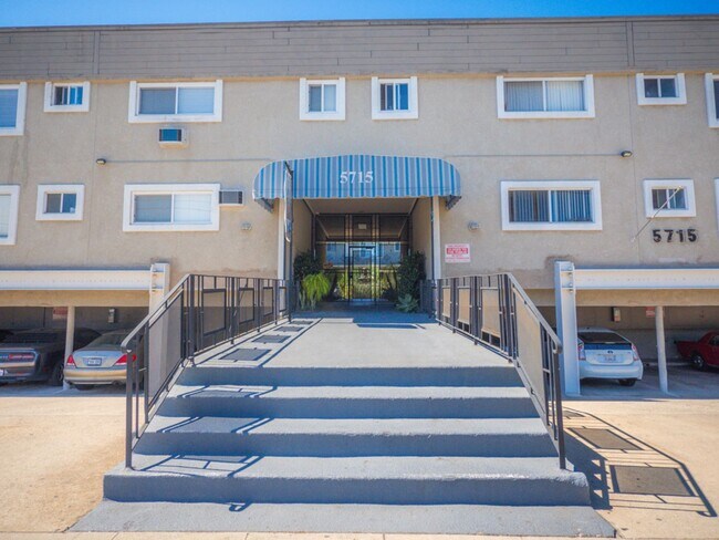 Interior Photo - 5715 Vineland Ave