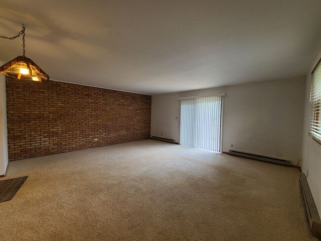 Building Photo - Two Bedroom Two Bath Multi-Level Duplex in...