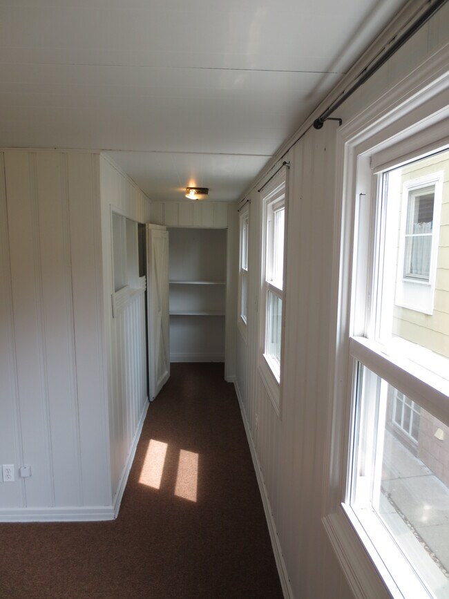 Building Photo - 2453 W Wilson Ave