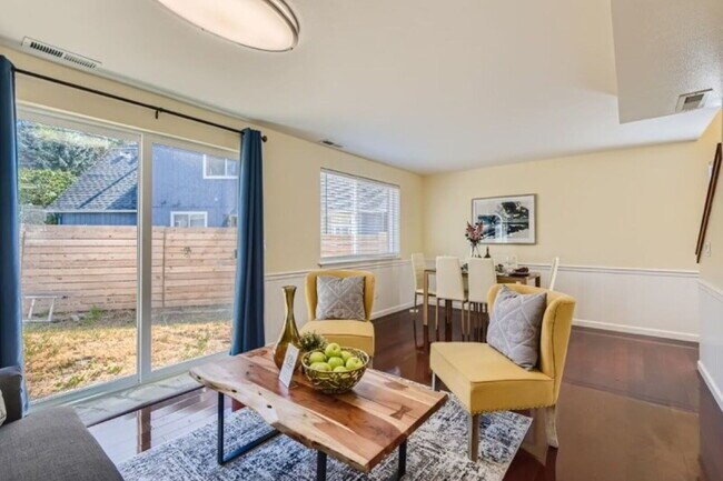 Building Photo - Beautiful single-family home. Available soon!!