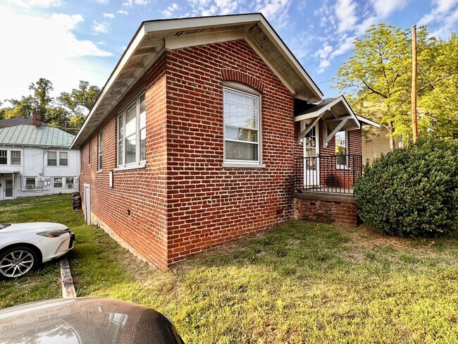 Building Photo - Charming 1920's Single family home near Scott Stadium & UVA for Rent