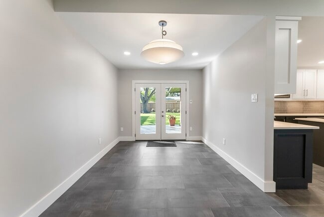 Building Photo - 2223 Hialeah Dr