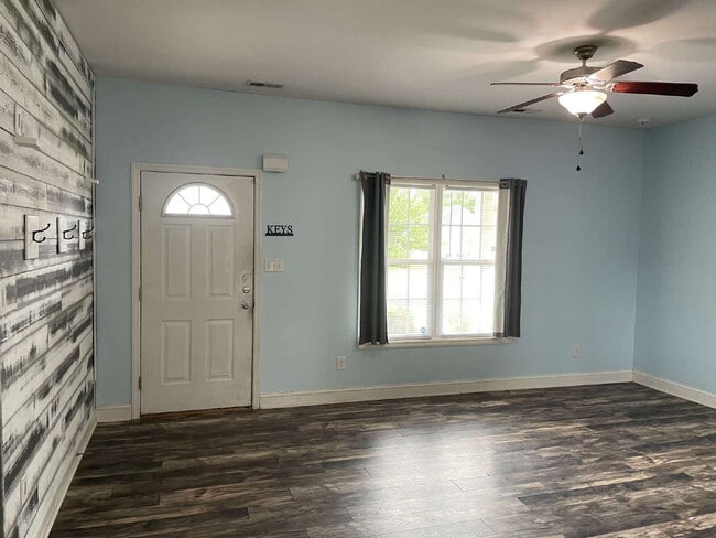 Building Photo - Pet Friendly Three Bedroom Two Full Bathro...