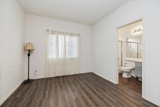 Building Photo - Lakefront Home for Lease – Panoramic Views...