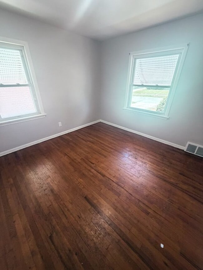 Building Photo - A Single family home with Garage in Garfield Heights