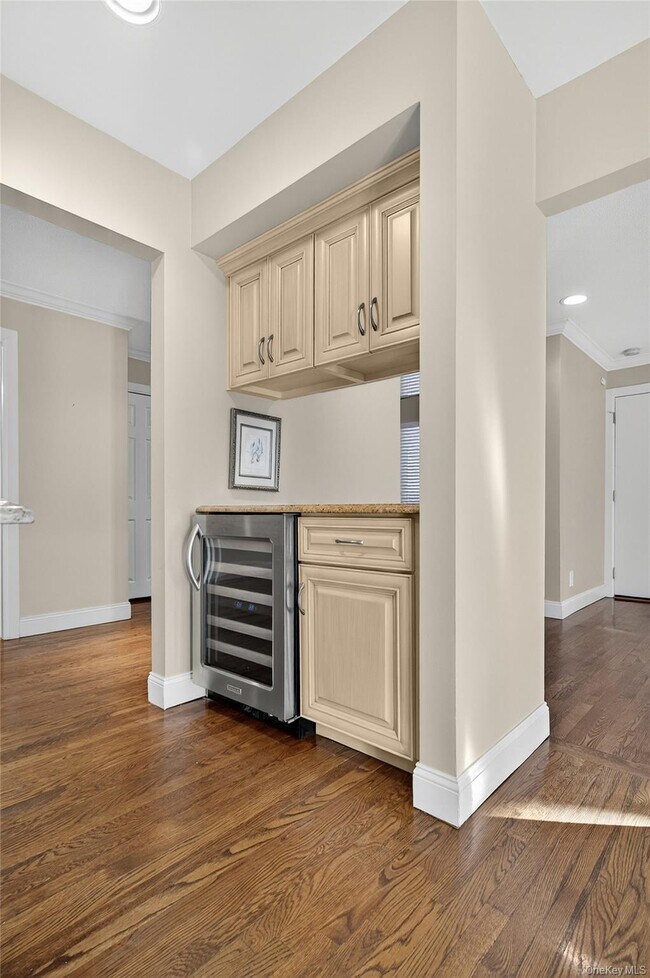 Building Photo - 7 Meadowood Dr