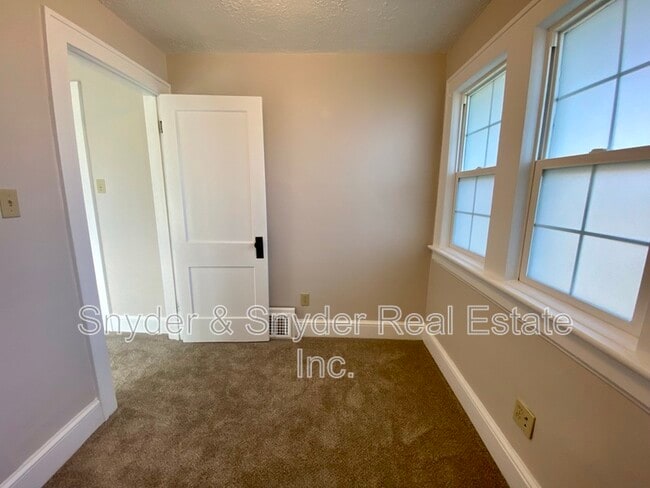 Building Photo - 623 Doris Ave