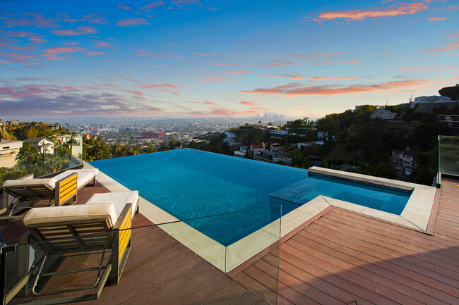 Building Photo - 1733 Sunset Plaza Dr