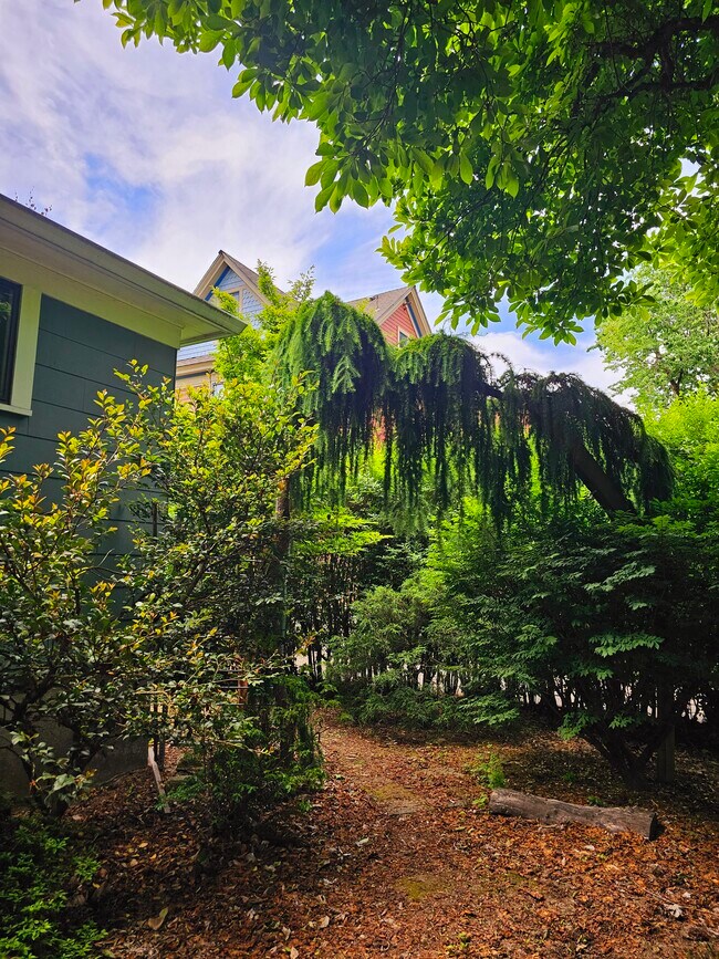 Building Photo - 309 NE Graham St