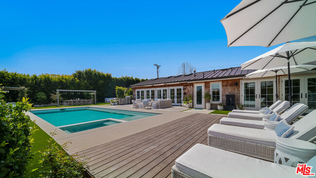 Building Photo - 6540 Dume Dr