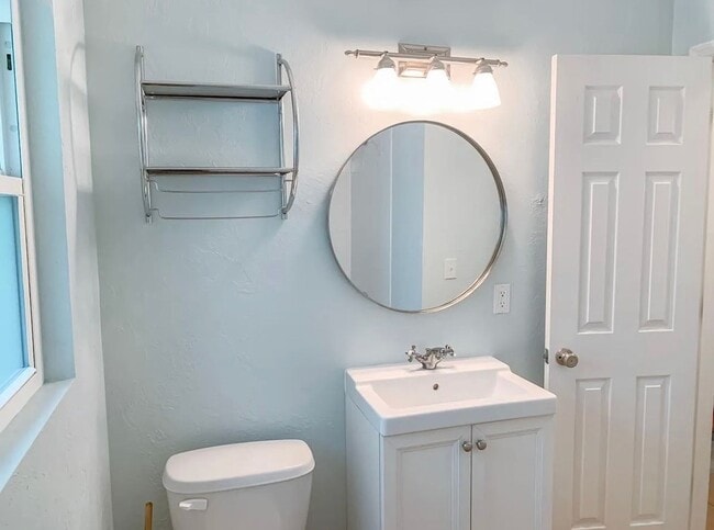 Building Photo - Hottest location, unit available near best beaches and downtown