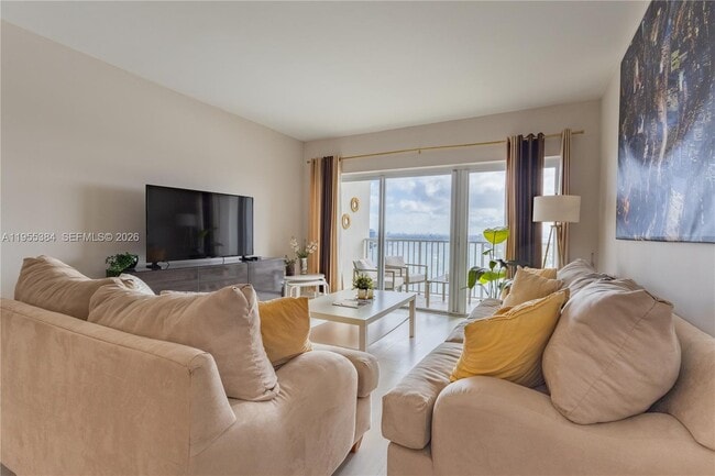 Building Photo - 300 Bayview Dr