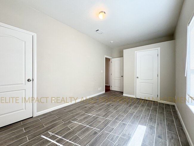 Building Photo - 4247 E White Water Dr