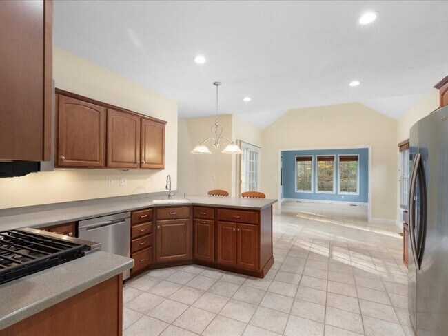 Building Photo - 32 Silver Brook Ln