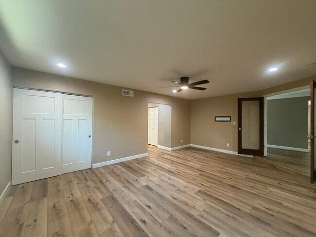 Building Photo - 9225 N Arroya Vista Dr W