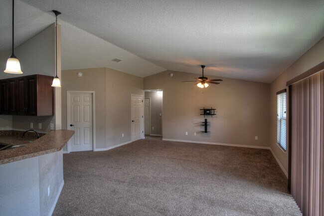 Building Photo - Spacious 4/2/2 Available Now!