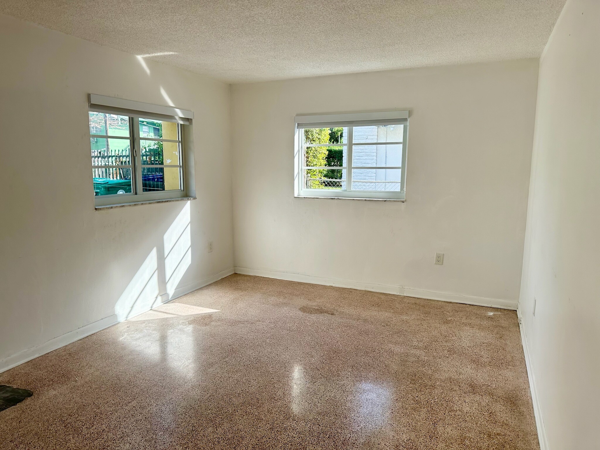 Large living room - 610 SW 6th Ave