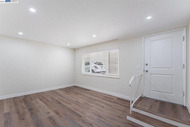 Building Photo - 5478 Vicente Way
