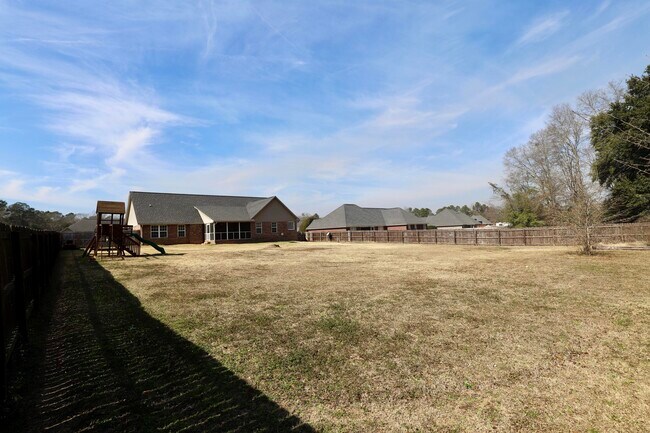 Building Photo - 3065 Temple Rd