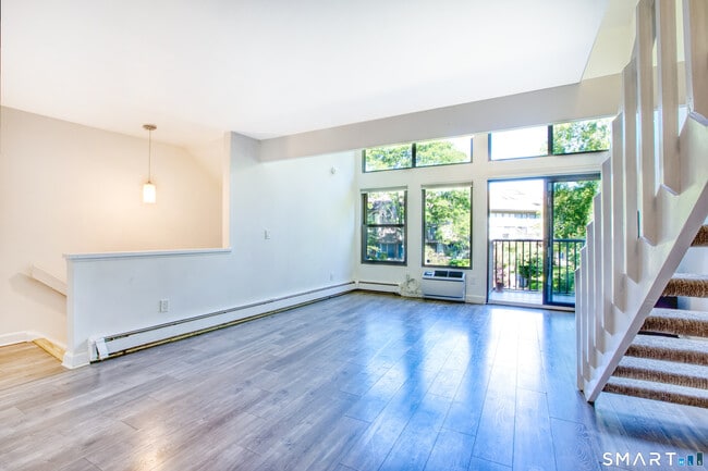 Building Photo - 1465 E Putnam Ave
