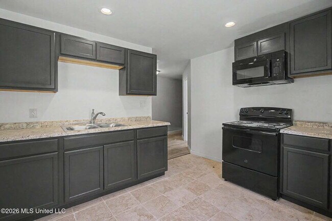 Building Photo - 1 bedroom apartment near D'Iberville