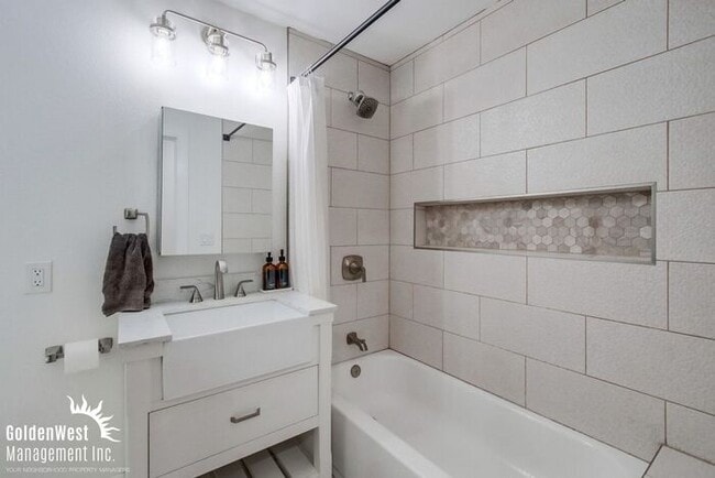 Building Photo - Beautifully Remodeled 4Bdm 2Ba Home with Detached Room/Gym Home in Talmadge Neighborhood.