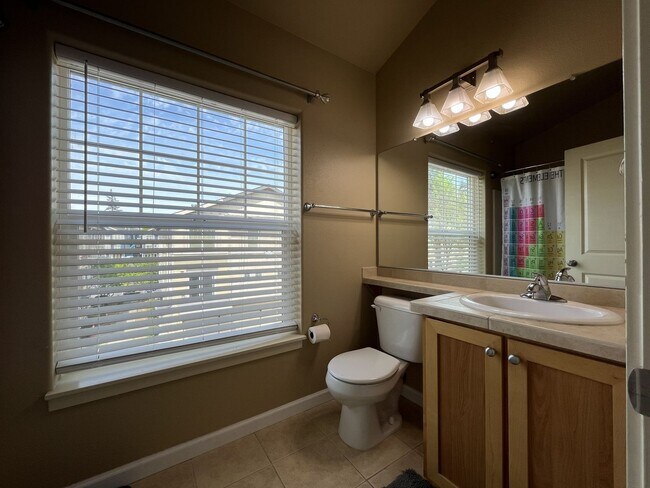 Building Photo - Well-Designed Condo with Dual Primary Suites, Vaulted Ceilings & Community Clubhouse