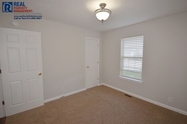 Building Photo - Great brick 3BD home near MTSU, attached 2 car garage & fenced-in back yard!