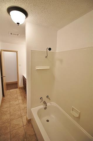 Building Photo - 112 Trailwood Rd