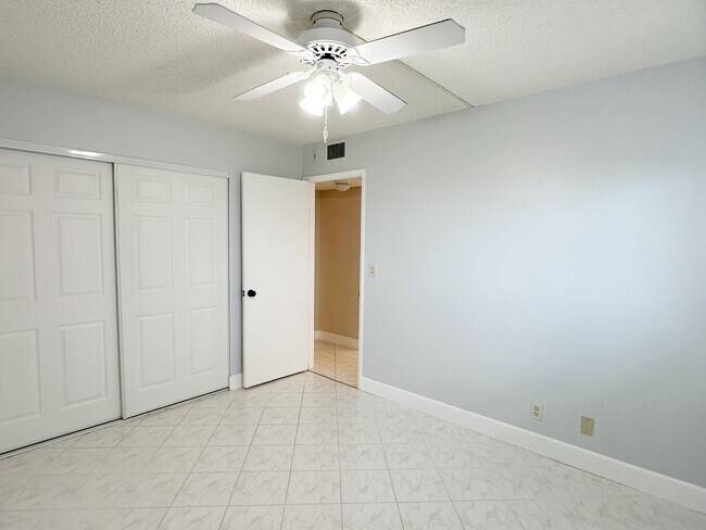 Building Photo - 2220 N Cypress Bend Dr