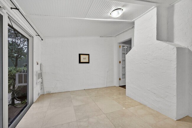 Building Photo - Historic West Palm Beach single-family home, with guest cottage!