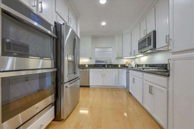 Building Photo - 435 Sheridan Ave