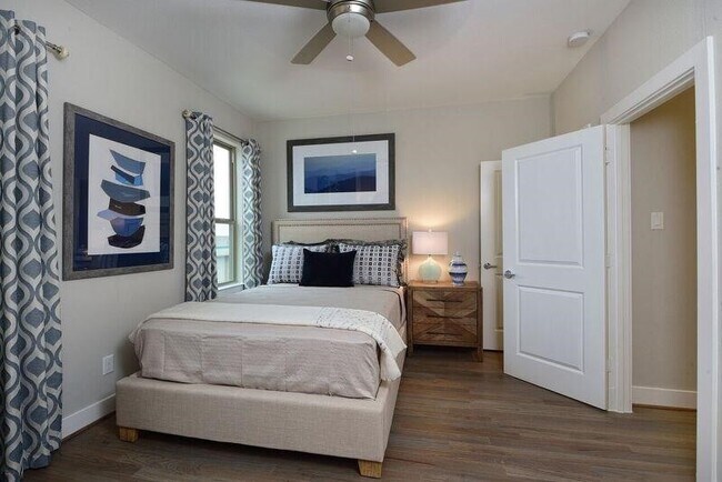 Building Photo - 5817 E Post Oak Ln