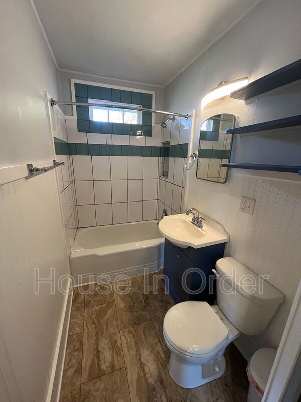 Building Photo - 144 Chestnut St