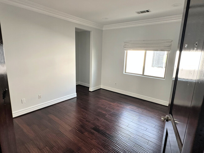 Upstairs front bedroom - 4513 Tyrone Ave