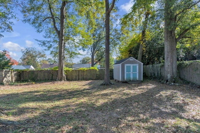 Building Photo - Stylish 2-Bed, 2-Bath Residence with Moder...