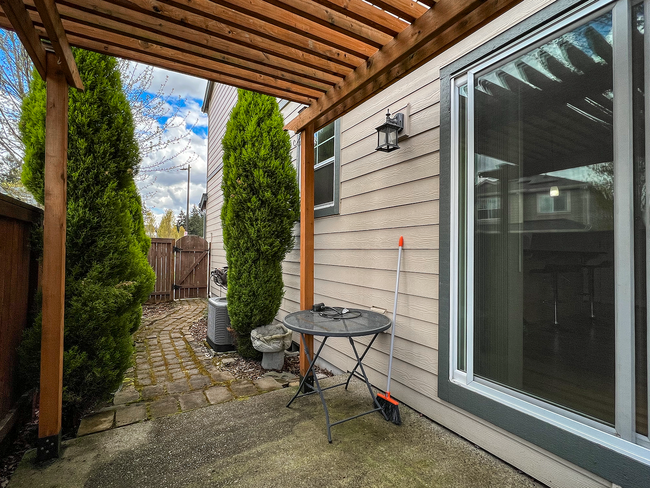 Building Photo - Enjoyable 4-Bed, 2.5-Bath Corner Lot Home ...