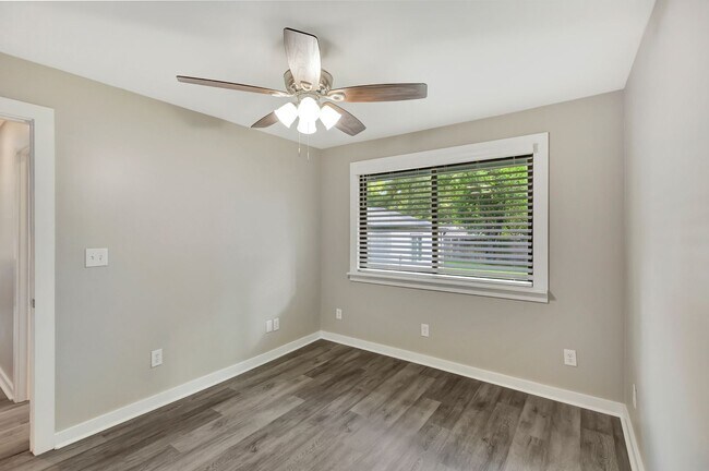 Building Photo - Completely Renovated Gem in Park Circle