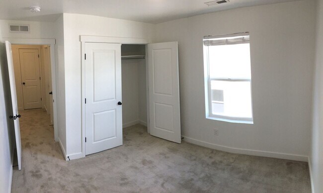 Building Photo - Pet Friendly Gorgeous Row End Townhome w 2 car attached garage!