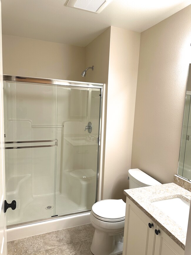 Building Photo - Elegant Gated Townhome with Main-Floor Primary Suite at Marina Pointe Kent